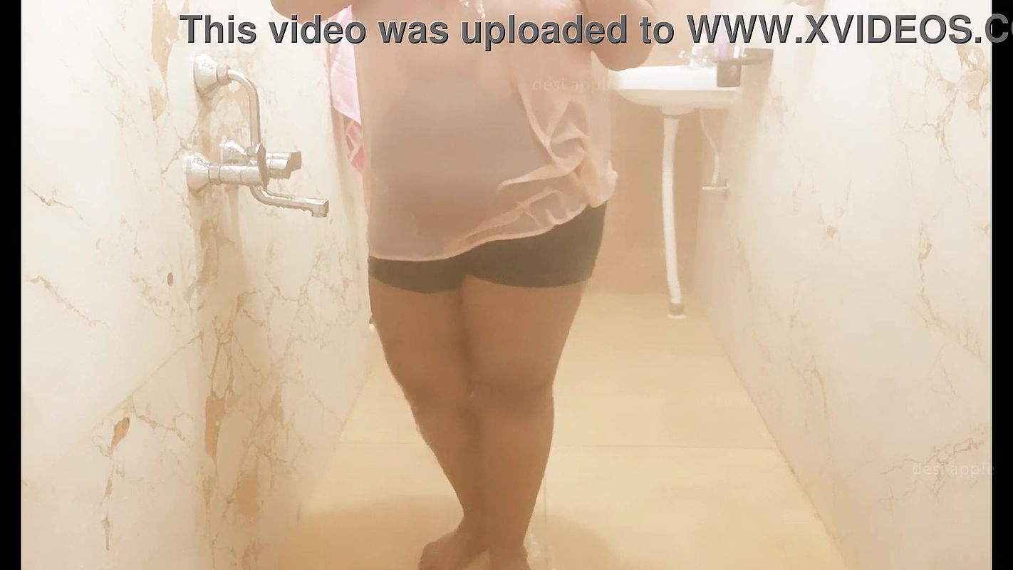 Sexy south Indian maid showing boobs