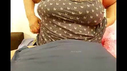 Hyderabadi sexy aunty showing boobs