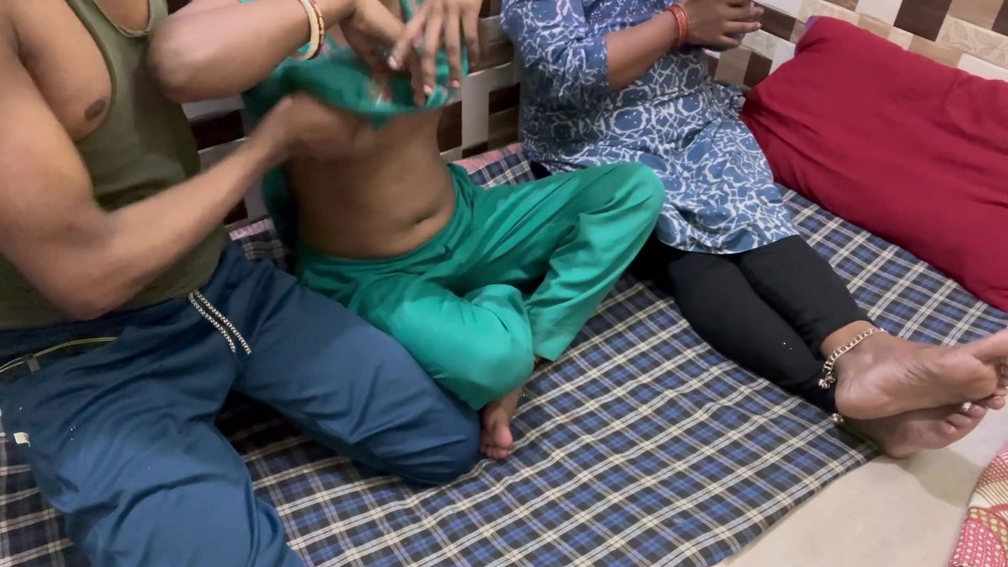 Do bhabhi ko ek mein chuchi dhawai full enjoyment