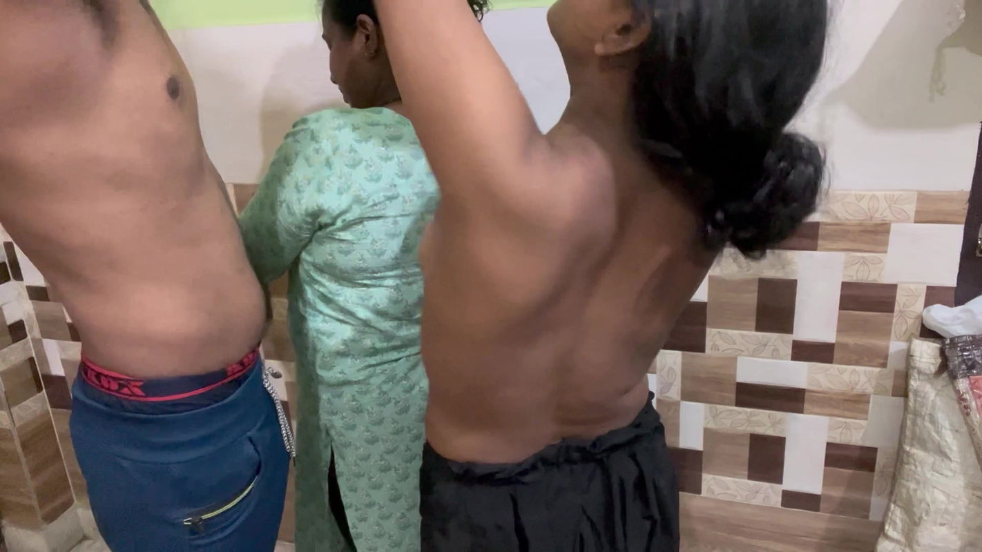 maa aur beti ko devar ne chuchi hila diya