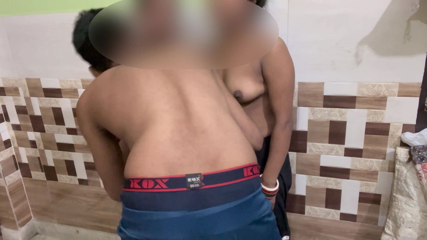 maa aur beti ko devar ne chuchi hila diya