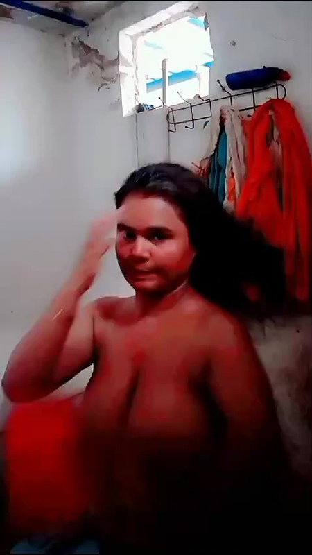Desi girl bathing an showing boobs