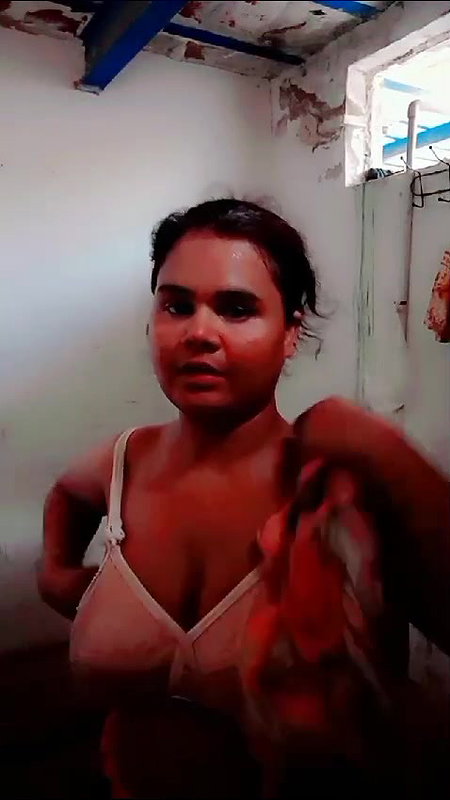 Desi girl bathing an showing boobs