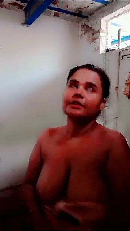 Desi girl bathing an showing boobs