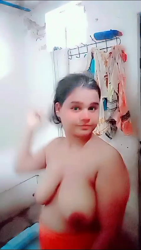 Desi girl bathing an showing boobs