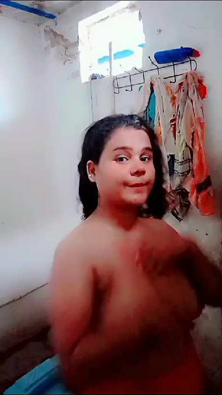 Desi girl bathing an showing boobs