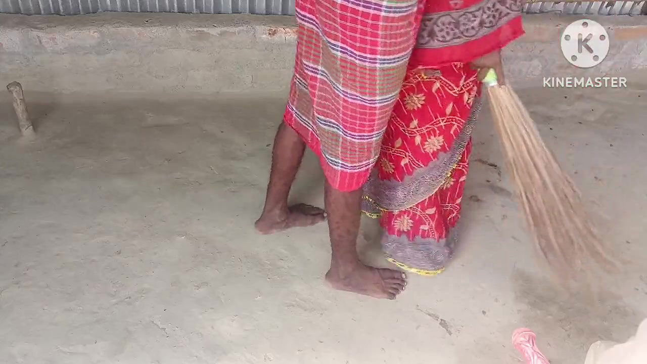 Pados ki bhabhi jhadu maar raha tha jakar chudai ki bahut maja aaya