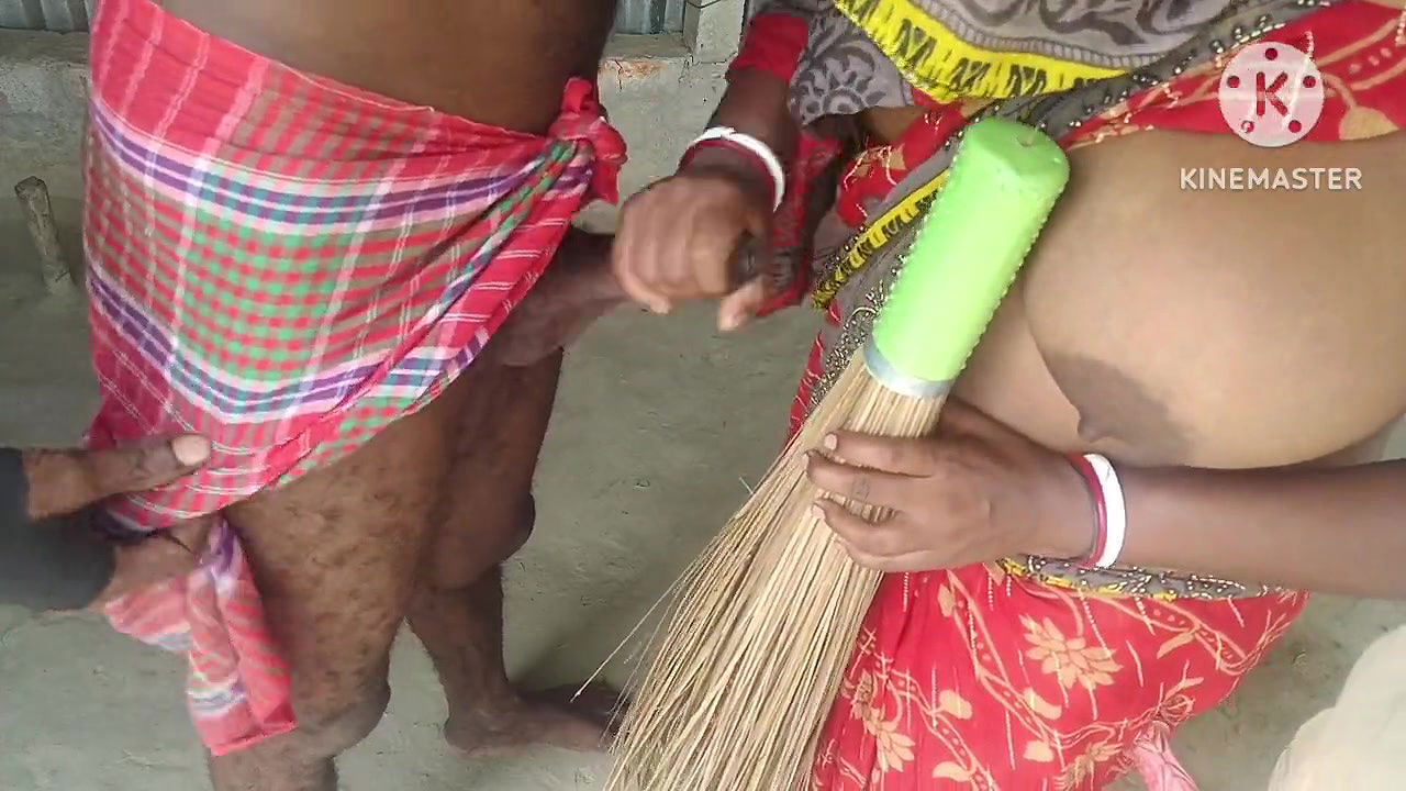 Pados ki bhabhi jhadu maar raha tha jakar chudai ki bahut maja aaya