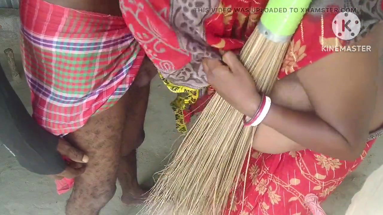 Pados ki bhabhi jhadu maar raha tha jakar chudai ki bahut maja aaya