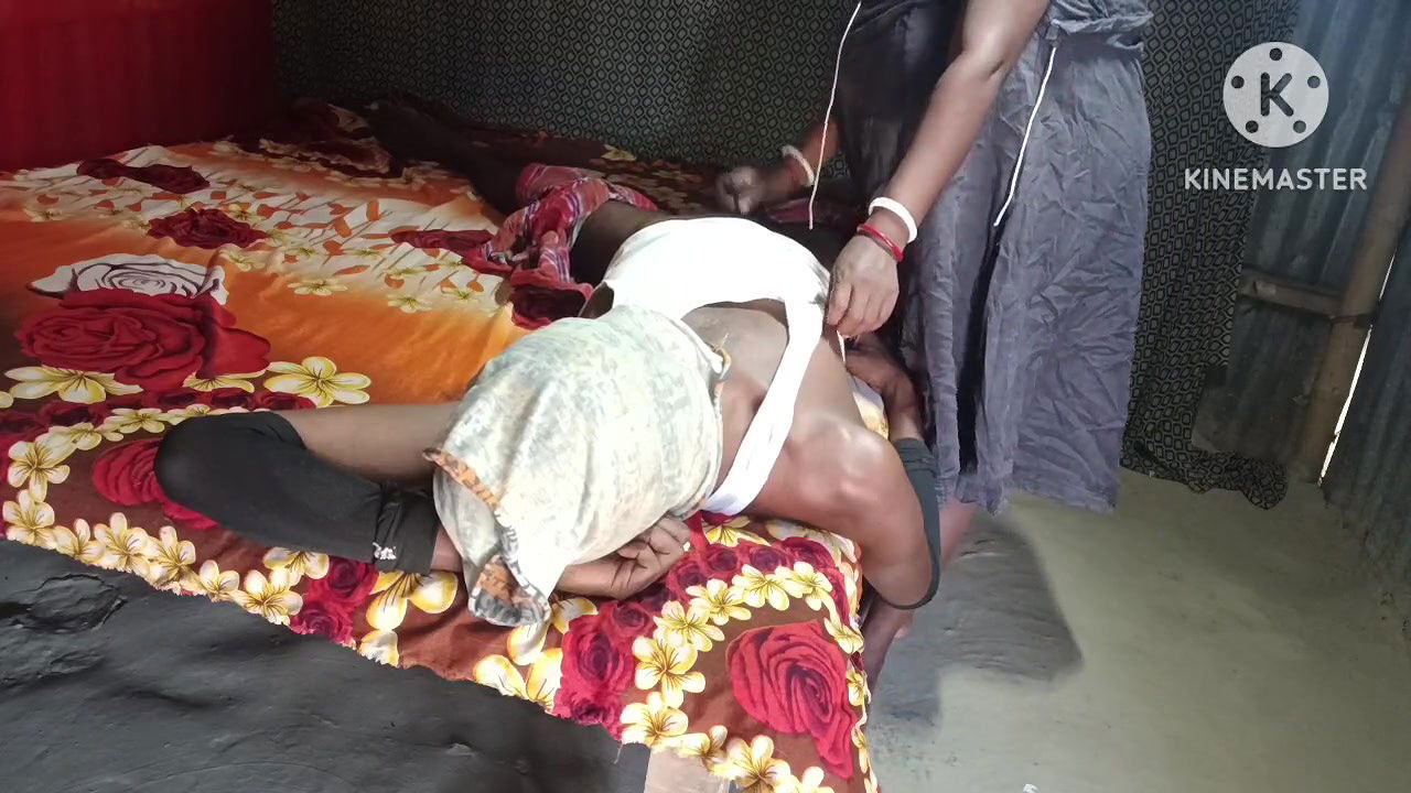 Desi hot bhabhi ne chut chatwaya aur Pani nikala