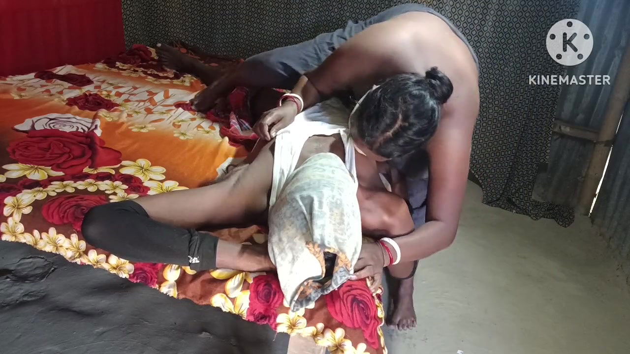 Desi hot bhabhi ne chut chatwaya aur Pani nikala