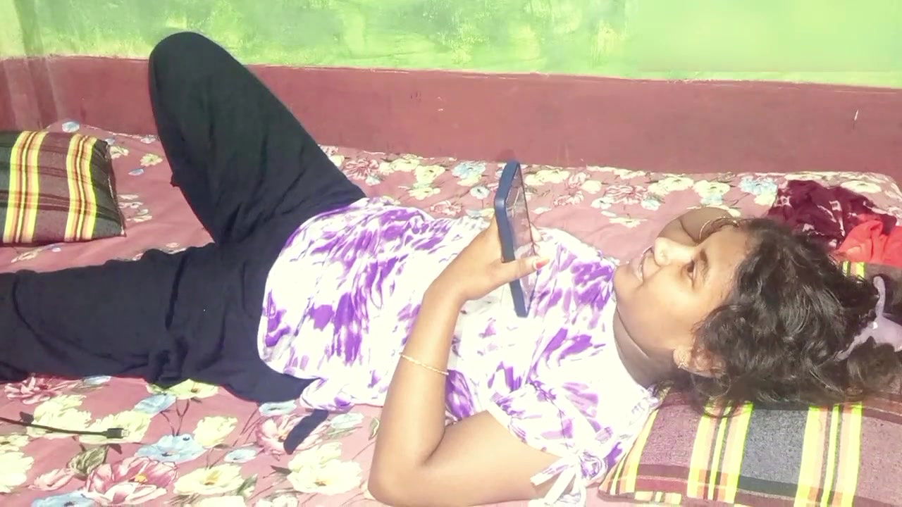 There is no one at home, everyone has gone out for a walk, so my girlfriend called me.