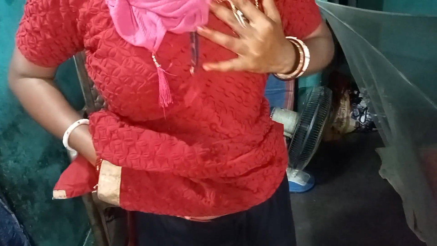 Indian bhabhi fuck her ass and pussy by a brinjal.