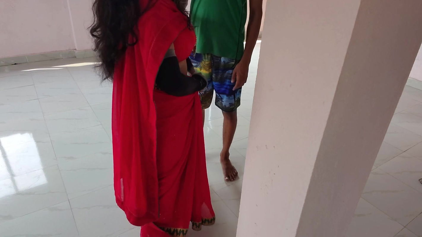 Tharki aunty lifted her saree and legs and smacked, aunty said and fuck hard