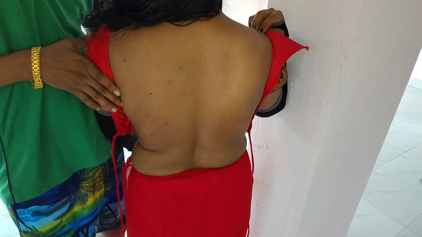 Tharki aunty lifted her saree and legs and smacked, aunty said and fuck hard