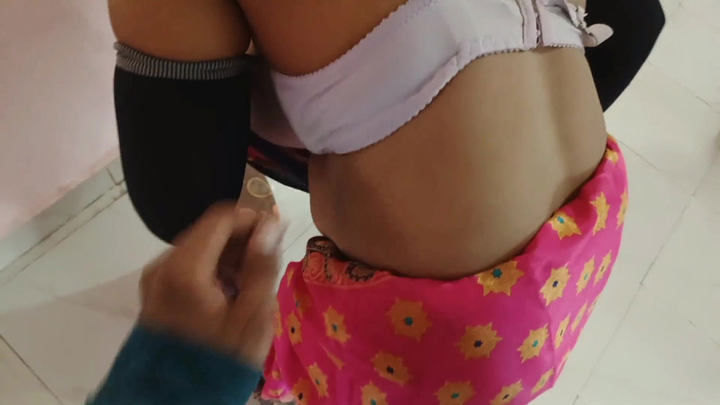 Desi padosan sarika bhabhi ki anal aur doggy style ki chudai kar padosan ki gaand choot lal pili kar dali