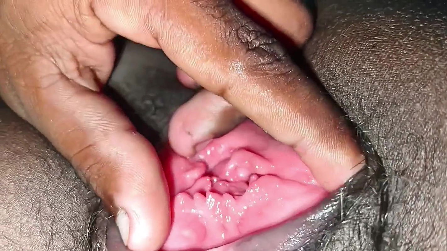 Indian desi Village paroshi aunty ke lal chut me uncle ne pesab kar ke bur me hath dal Diya (Hindi sexy video)