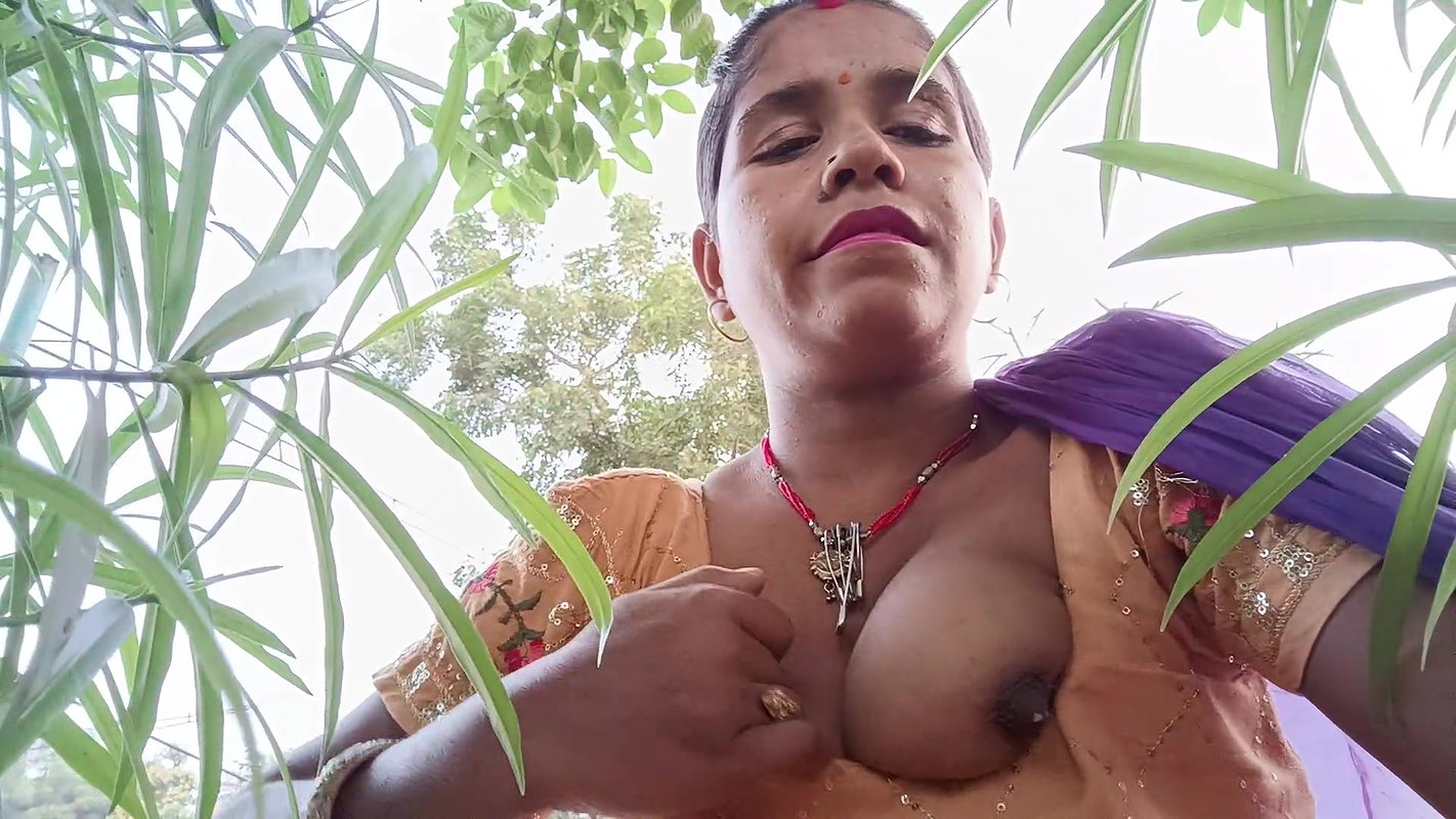 Bhabhi ko nahi mila land to bhabhi ne finger se nikala Pani