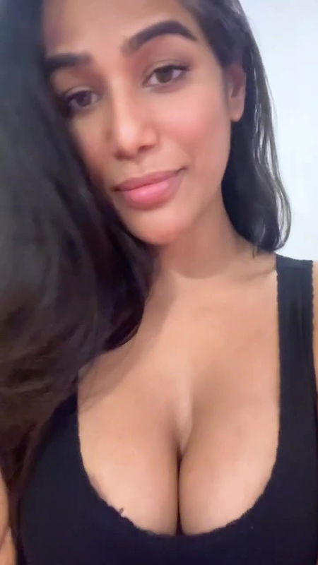 CAPTIVATING SLUTTY BABE POONAM PANDEY DEEP CLEAVAGE DELIBERATE SHOW