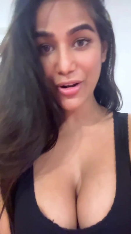 CAPTIVATING SLUTTY BABE POONAM PANDEY DEEP CLEAVAGE DELIBERATE SHOW