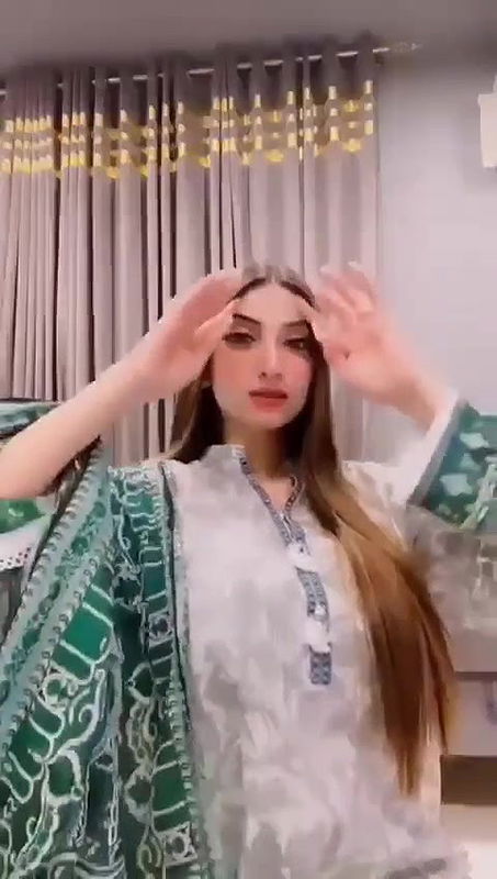 Beautiful Sexy Gf Showing