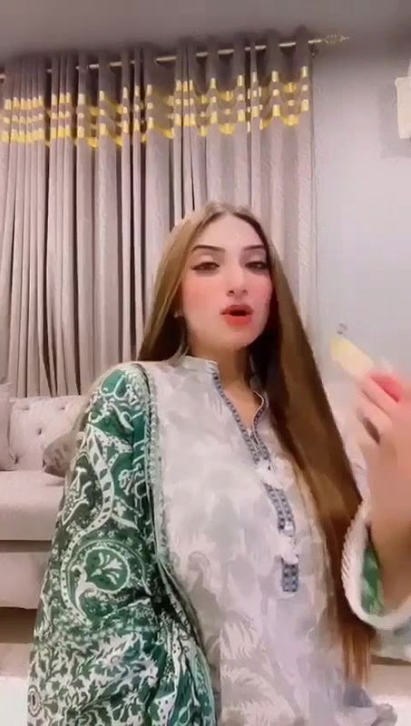 Beautiful Sexy Gf Showing