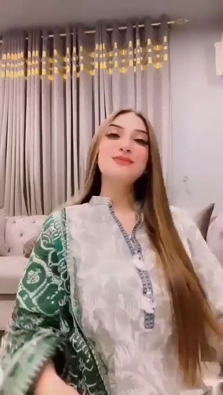 Beautiful Sexy Gf Showing