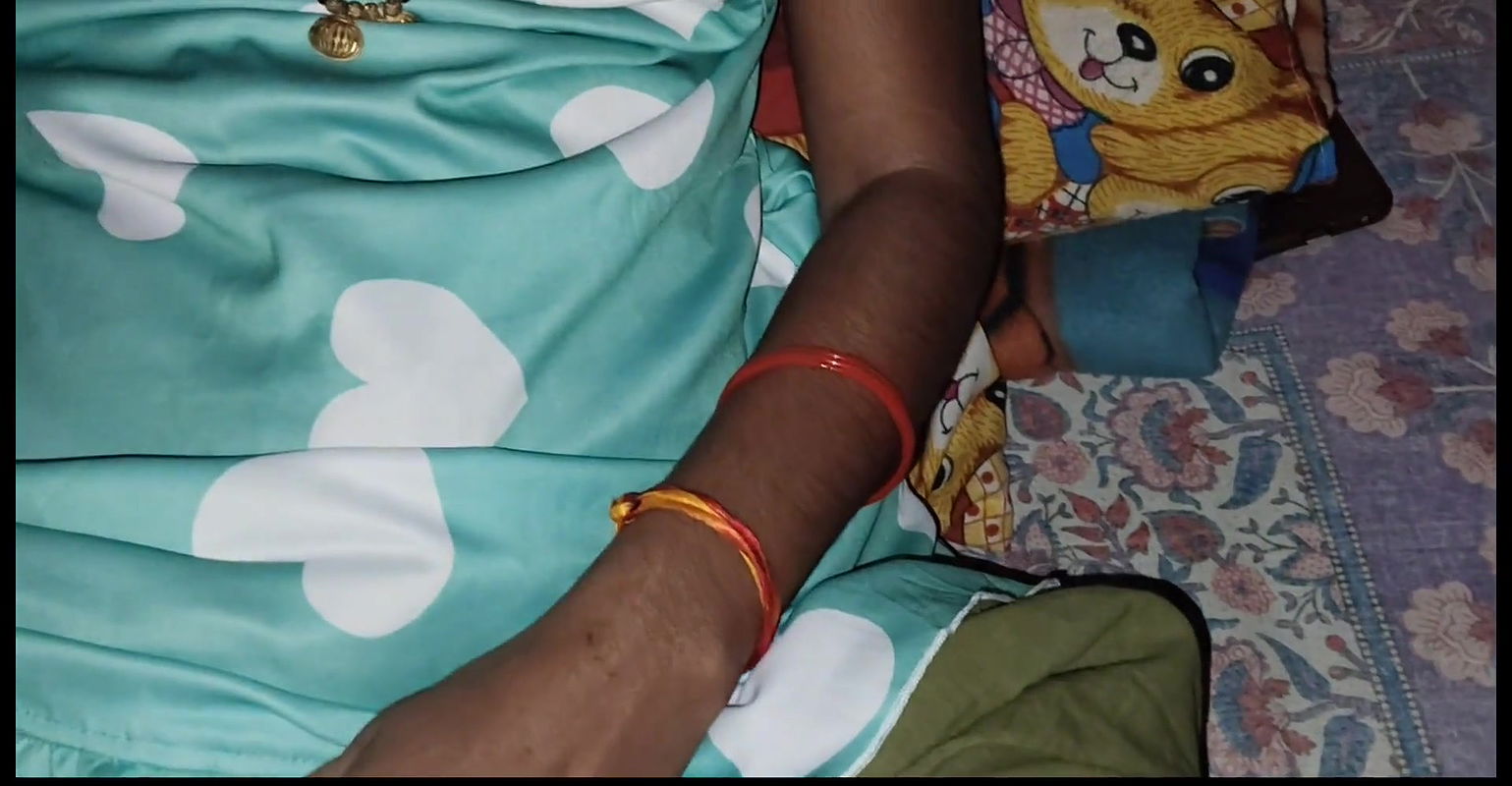 Sexy aunty inserted vibrator in her pussy