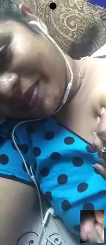 Bhabhi satisfying to lover on video call