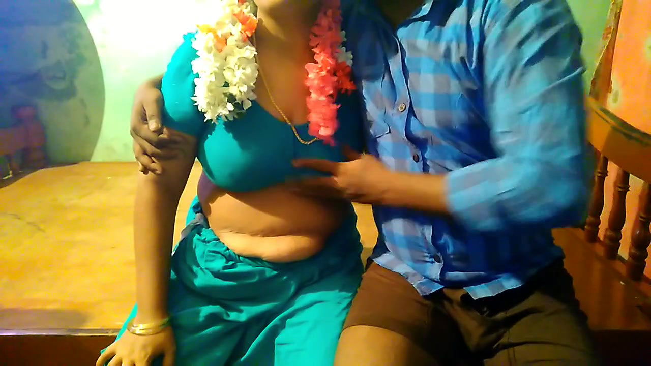Tamil Jasmine Flower Aunty Pressing Big Boobs