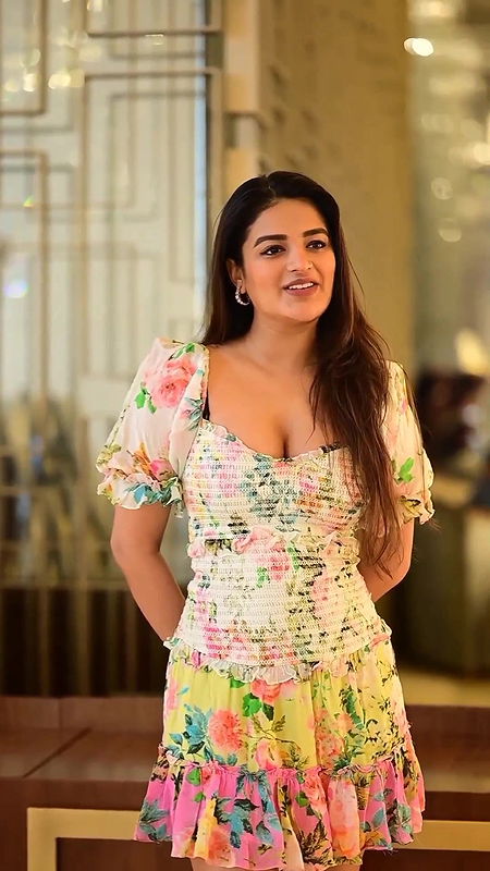 Niddhi Agarwal awesome deep cleaavge show