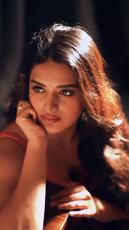 Niddhi Agarwal saree blouse cleavage