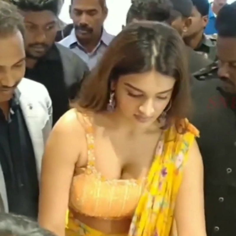 Niddhi agerwal Hot cleavage