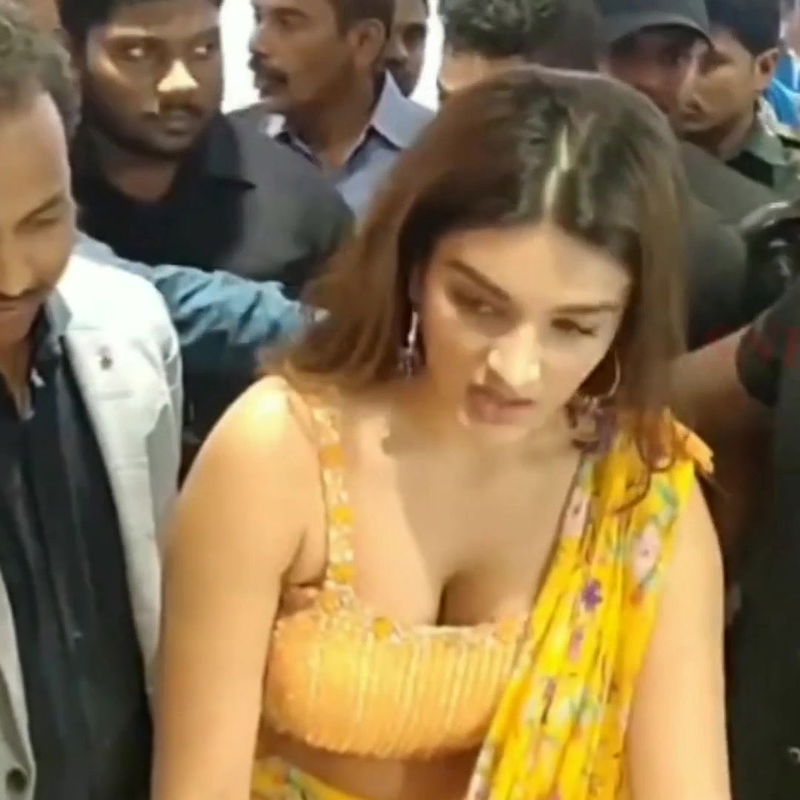 Niddhi agerwal Hot cleavage