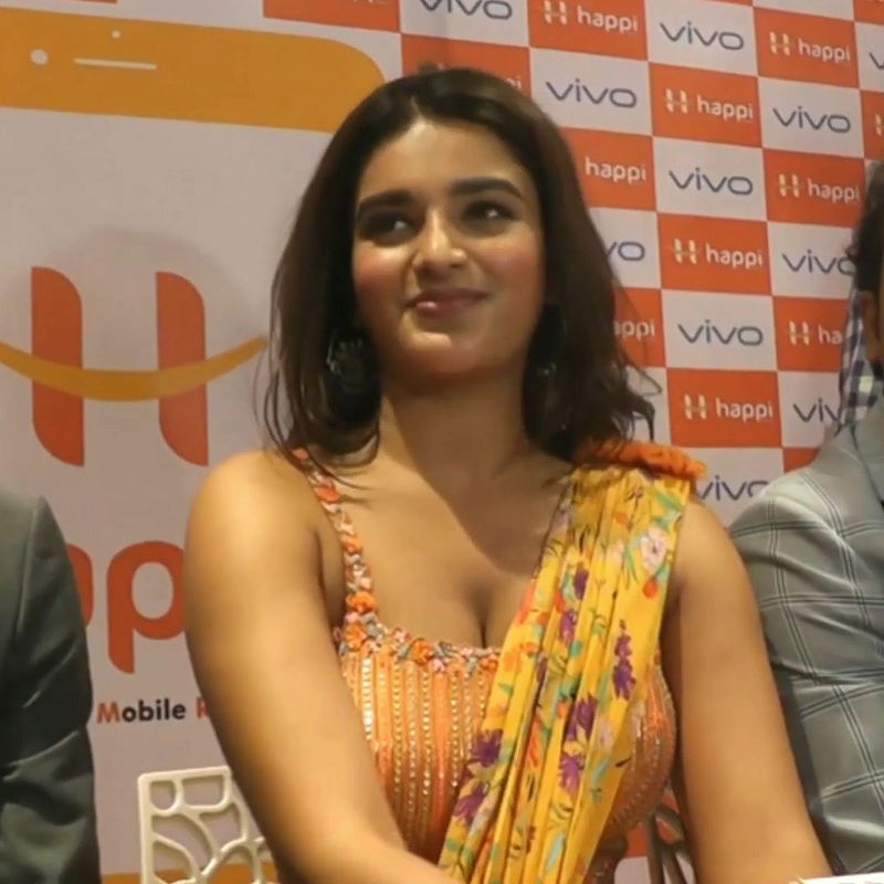 Niddhi agerwal Hot cleavage