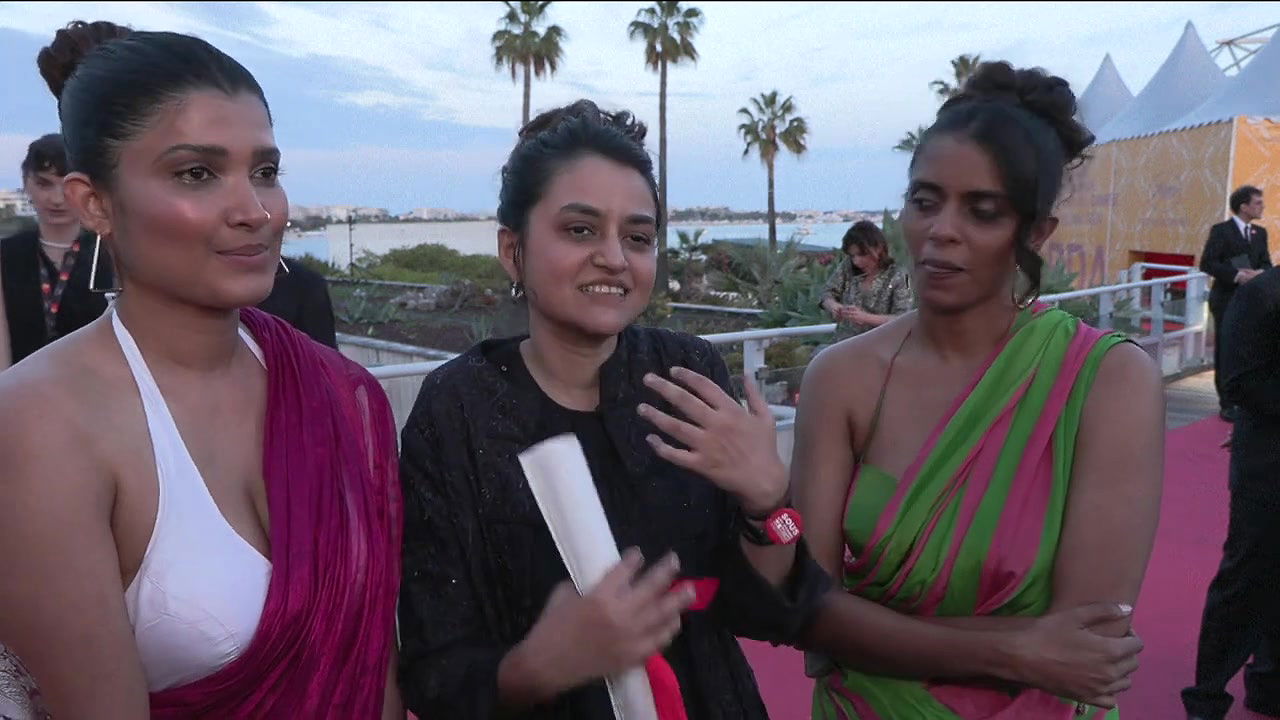 Divya Prabha sexy cleavage in red white saree