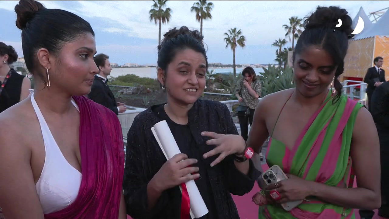 Divya Prabha sexy cleavage in red white saree