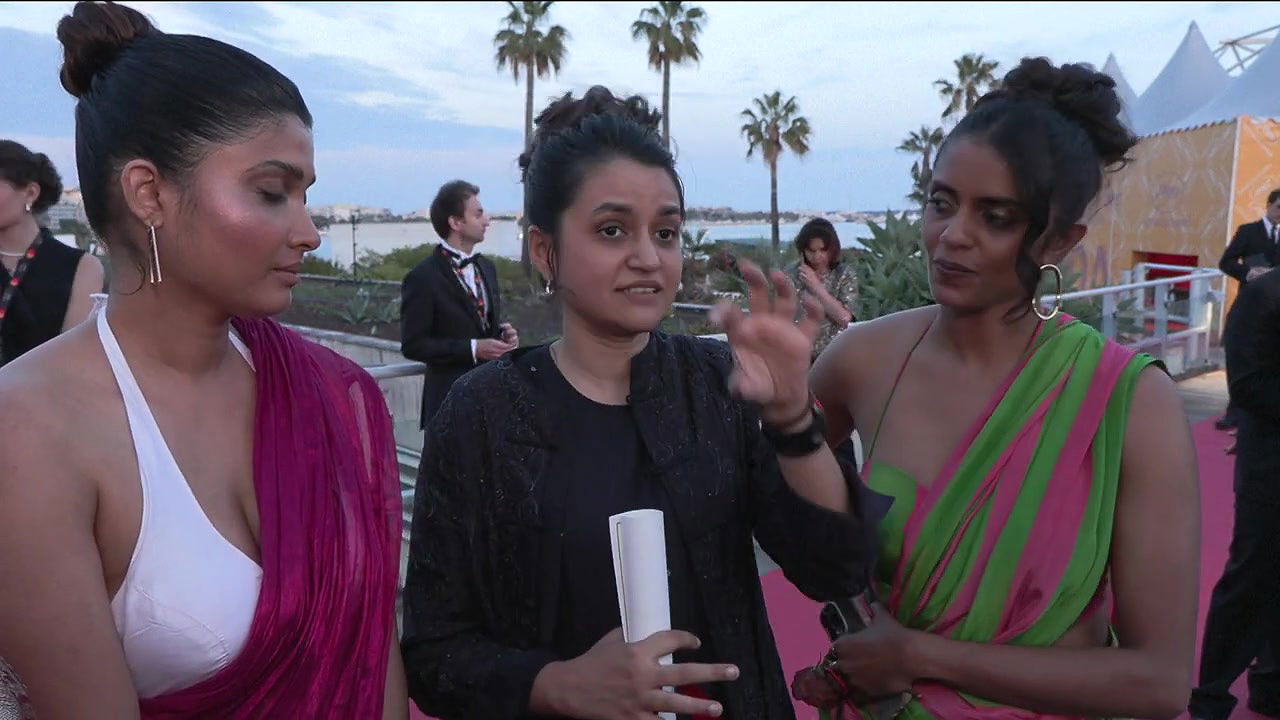 Divya Prabha sexy cleavage in red white saree