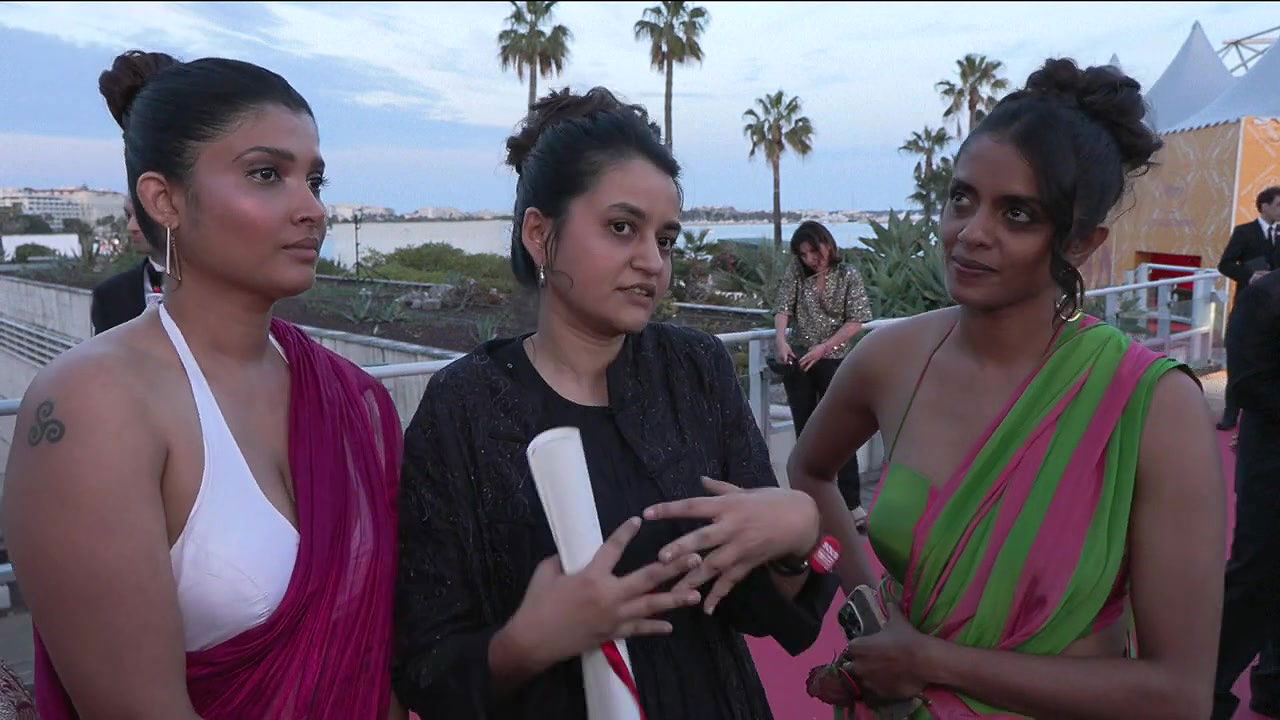 Divya Prabha sexy cleavage in red white saree