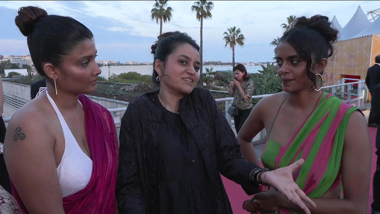 Divya Prabha sexy cleavage in red white saree