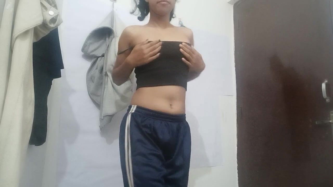 She Decided to Masturbate Her Pussy After College