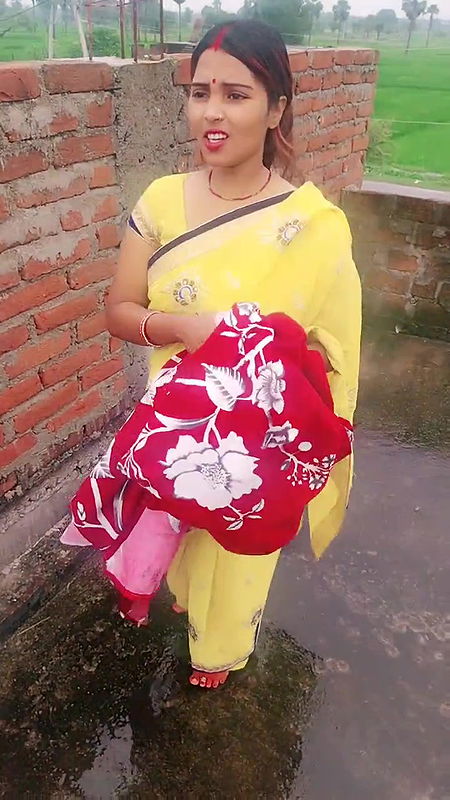 Mummy, I don’t want to take a bath right now, the water is very cold, sit quietly and take a bath here.