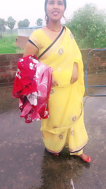 Mummy, I don’t want to take a bath right now, the water is very cold, sit quietly and take a bath here.