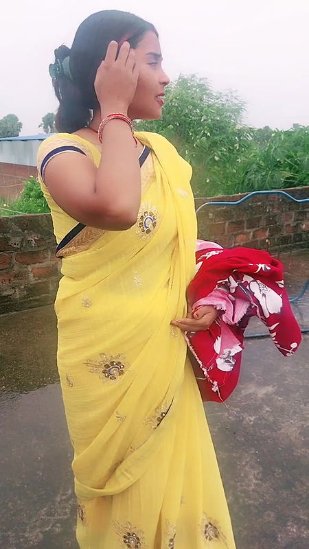 Mummy, I don’t want to take a bath right now, the water is very cold, sit quietly and take a bath here.