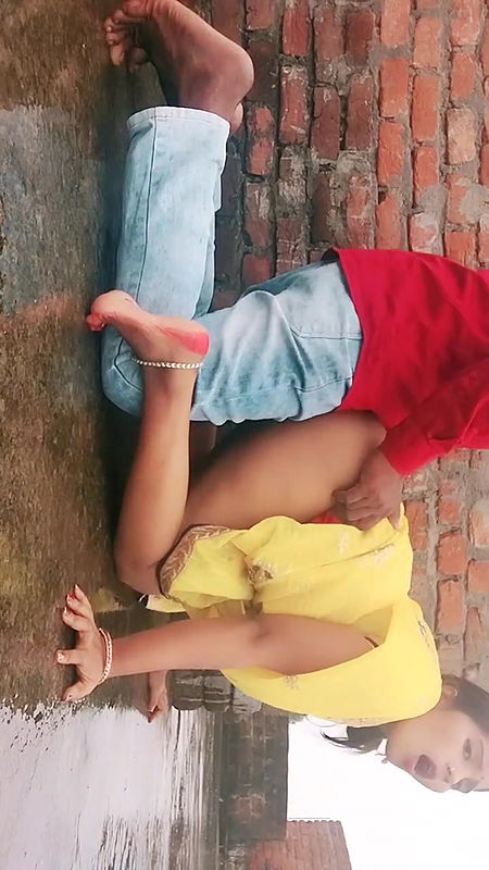 Mummy, I don’t want to take a bath right now, the water is very cold, sit quietly and take a bath here.