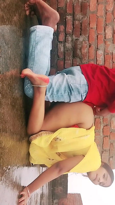 Mummy, I don’t want to take a bath right now, the water is very cold, sit quietly and take a bath here.