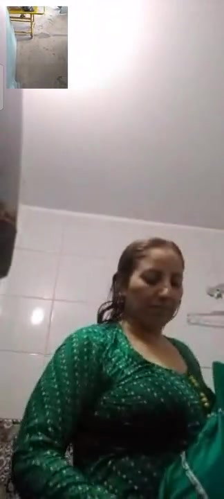 Married Paki Milf Bathing