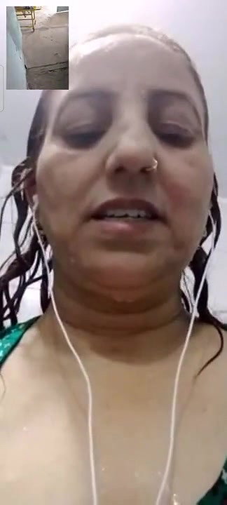 Married Paki Milf Bathing