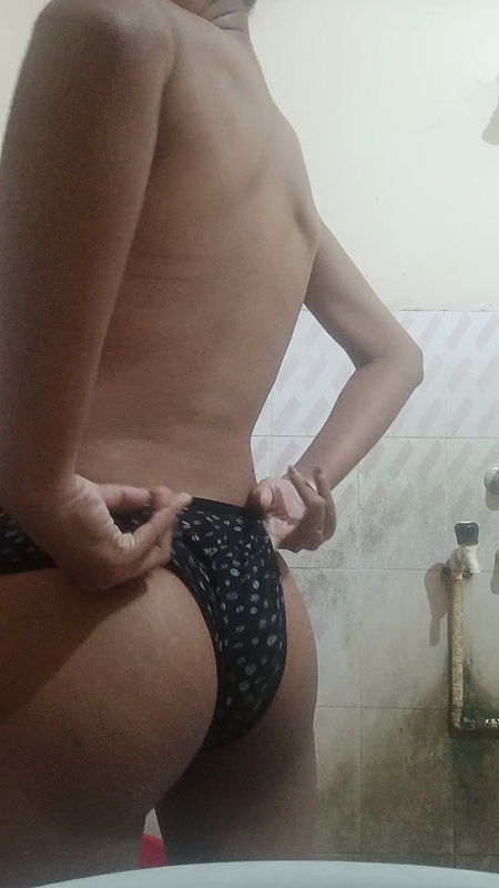 Indian girl in bathroom showing boobs and pussy.