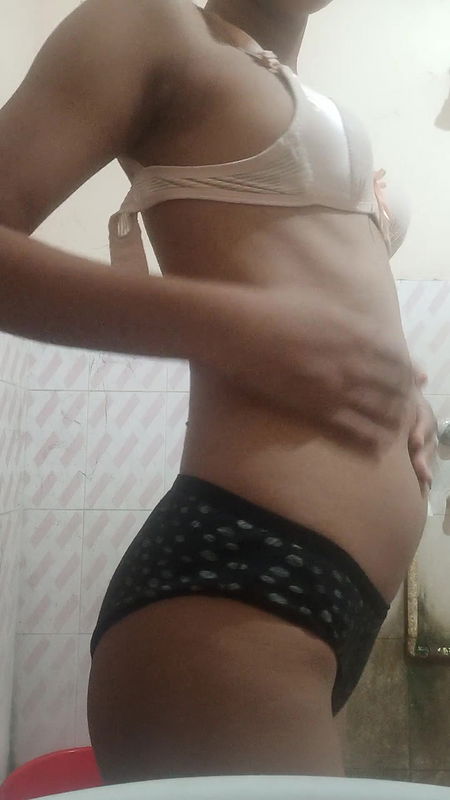 Indian girl in bathroom showing boobs and pussy.